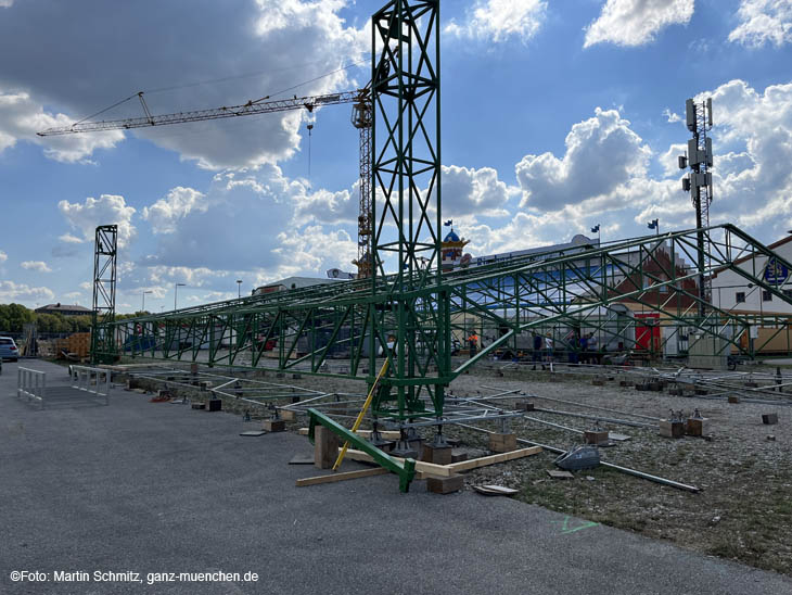 Aufbau-Arbeiten auf der Theresienwiese 21.08.2022: das Teufelsrad ist eingetroffen (©Foto:Martin Schmitz)