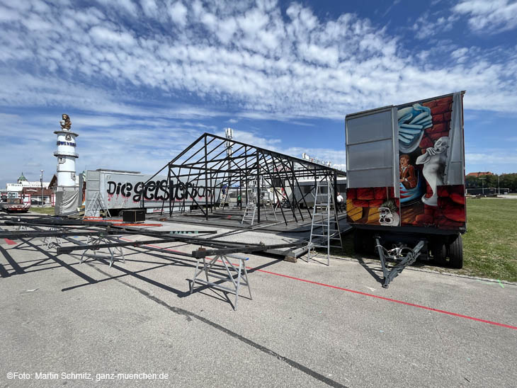 Aufbau-Arbeiten auf der Theresienwiese 25.08.2022: Eckls Nostalgie Geisterbahn wird bereits aufgebaut (©Foto:Martin Schmitz)