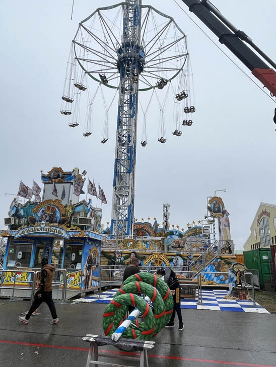 Impressionen Aufbau Oktoberfest Tag 73 - 31.08.2022 (Mittwoch) / Egon Kaiser vom Bayern Tower bekommt neue Maibäume als Deko erstmals in München 220831ms-wiesnaufbau001 ©Foto: Martin Schmitz 