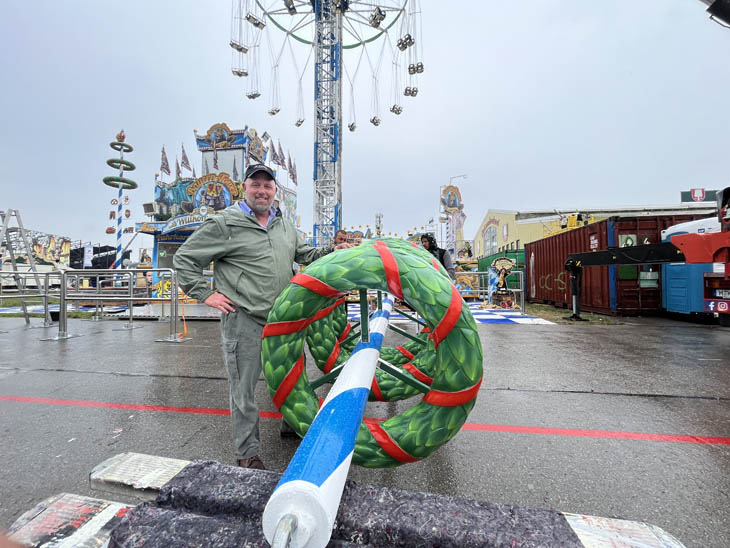 Aufbau-Arbeiten auf der Theresienwiese 31.08.2022: Egon Kaiser vom Bayern Tower bekommt neue Maibaäuem als Deko erstmals in München (©Foto: Martin Schmitz)