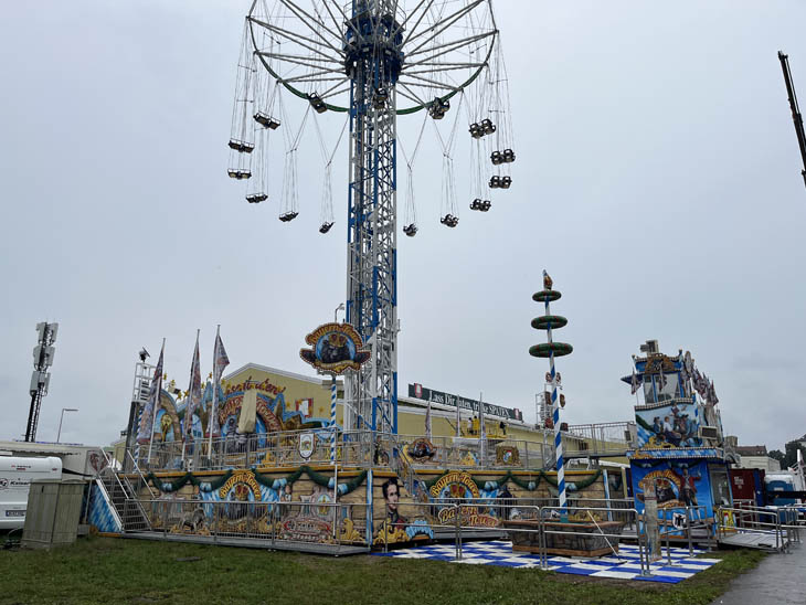 Impressionen Aufbau Oktoberfest Tag 73 - 31.08.2022 (Mittwoch) / Egon Kaiser vom Bayern Tower bekommt neue Maibäume als Deko erstmals in München 220831ms-wiesnaufbau003 ©Fotos: Martin Schmitz 