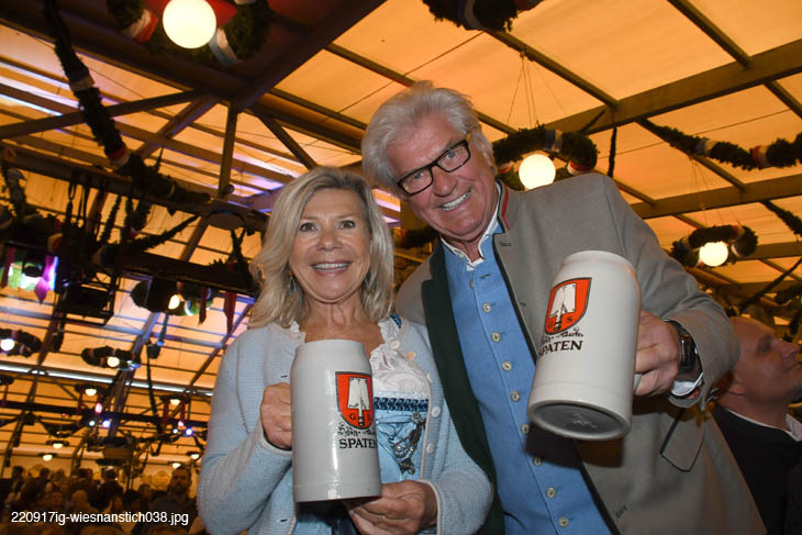 Impressionen Anstich im Schottenhamel Festzelt, 17.09.2022 / Marianne und Michael Hart /220917ig-wiesnanstich038 &copy;Fotos: Ingrid Grossmann 