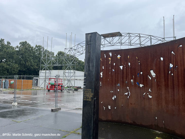 Blick vom Denkmal für das Oktoberfest Attentat auf den Haupteingang. Impressionen Aufbau Oktoberfest 2023, Tag 26 (05.08.2023, Samstag) / 230805wiesnaufbau26-002 ©Foto: Martin Schmitz 