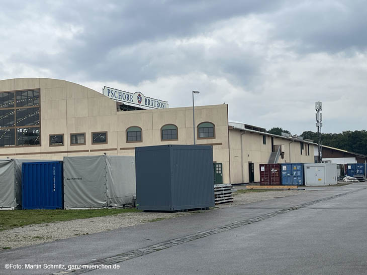 Container vom Cafe Theres im Bereich hinter der Bräurosl: Impressionen Impressionen Aufbau Oktoberfest 2023, Tag 26 (05.08.2023, Samstag) / 230805wiesnaufbau26-033 ©Foto: Martin Schmitz 