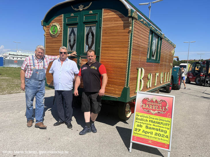 230816wiesnaufbau37-023 Heinrich Haas, Harry und Timmy Barelli bei der Ankunft des frisch restaurierten Schausteller Wagens für das Museumszelt auf der Oidn Wiesn: Aufbau-Arbeiten auf der Theresienwiese 16.08.2023 (Mittwoch) (©Foto: Martin Schmitz)