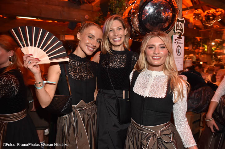 Viky Rader, Sarah Brandner und Luna Schweiger-  188. Oktoberfest - 25 Jahre Almauftrieb in der K&auml;fer Wiesn-Sch&auml;nke auf der Theresienwiese in M&uuml;nchen am 17.09.2023 / Foto: BrauerPhotos / G.Nitschker mit Frau Clarissa, Philip Greffenius mit Frau Evelyn W. Breiteneicher f&uuml;r Edition Sportiva &nbsp;
