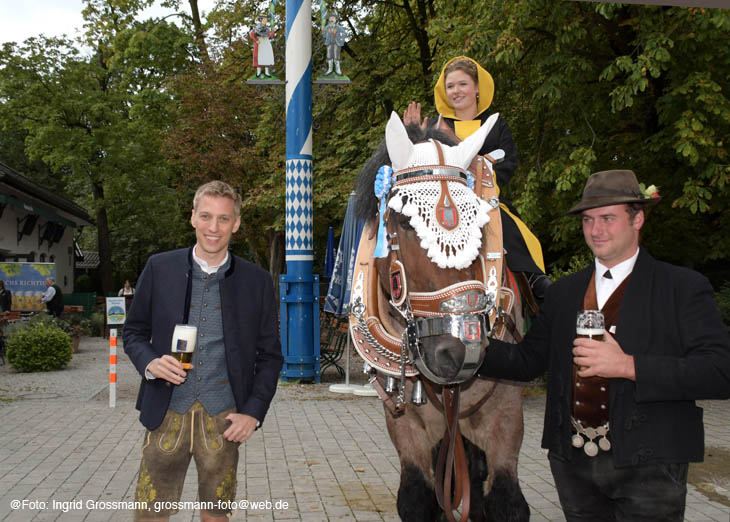 Bürgermeister Dominik Krause und das Münchner Kindl Franziska Inselkammer bei der Oktoberfest Bierprobe im Wirtshaus am Bavariapartk am 12.09.2024 (©Foto: Ingrid Grossmann)
