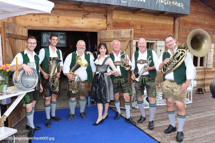 S&auml;ngerin Anna Maria Kaufmann mit Blaskapelle vor der Angermaier Wiesnalm (&copy;Foto:Martin Schmitz)