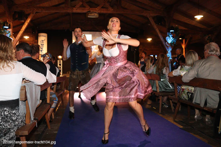 Getanzte Modeschau bei  der Angermaier Wiesn-Alm Pre-Wiesn Party (&copy;Foto: Martin Schmitz)