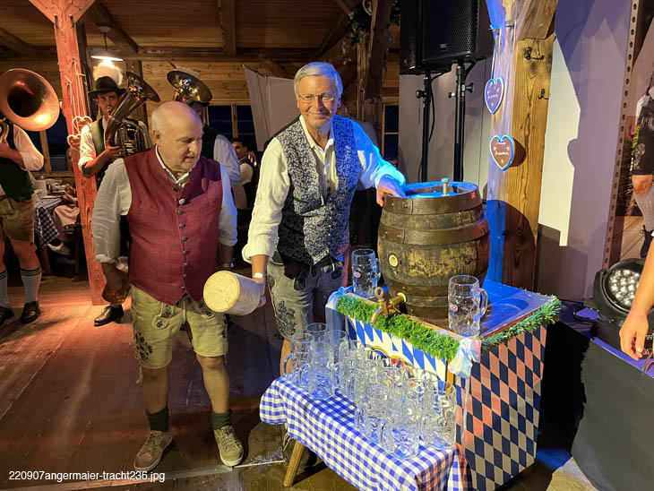 Wolfgang Bosbach zapfte in der Angermaier Wiesn-Alm das Fass mit "einigen" Schl&auml;gen an unter dem wachsamen Blick von Angermaier Chef Dr. Axel Munz (&copy;Foto: Martin Schmitz)