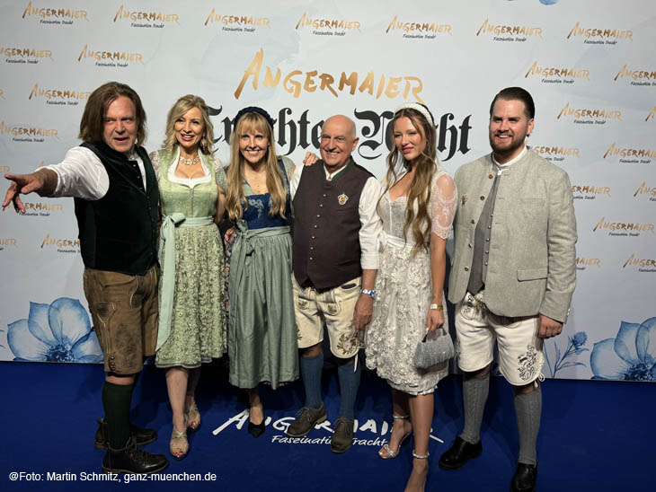 J&uuml;rgen und Ramona Drews, Nina Munz, Angermaier Chef Dr. Axel Munz, Joelina Drews mit Freund Adrian Louis @ ANGERMAIER TRACHTEN NACHT in der Alten Kongresshalle M&uuml;nchen am 10.09.2024 (&copy;Foto: Martin Schmitz)
