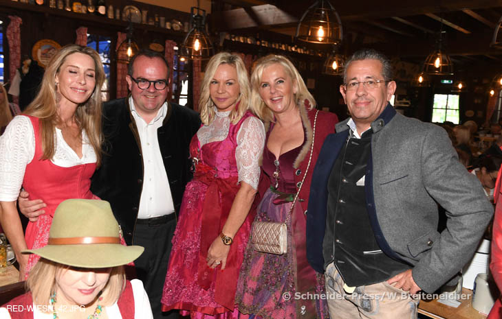 Ladies Red Wiesn @ Zur Bratwurst 2022: u.a. mit Wiesnchef Clemens Baumgärtner, Birgit Fischer-Höper, Astrid Söll, Volker Wöhrle (©Foto: Wolfgang Breiteneicher / Schneider Press für Siegelring