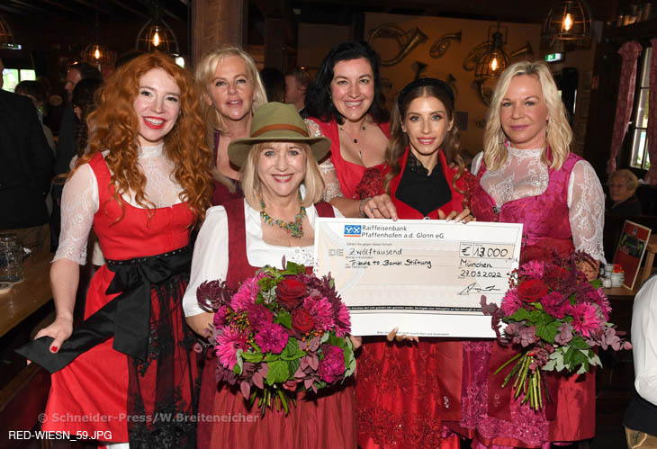 Ladies Red Wiesn @ Zur Bratwurst 2022: Laura Siegel, Astrid Söll, Patricia Riekel, Dorothee Bär, Cathy Hummels, Birgit Fischer-Höper mit 13.000 € Spendenscheck (©Foto: Wolfgang Breiteneicher / Schneider Press für Siegelring