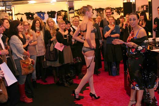 081120agentprovocateur016
