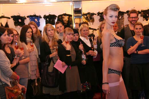 081120agentprovocateur018