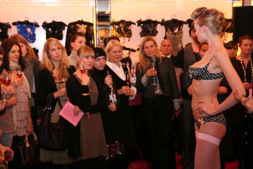 081120agentprovocateur019
