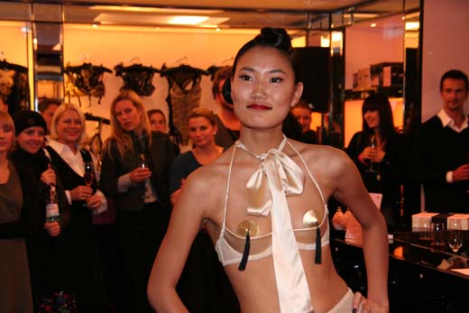 081120agentprovocateur105