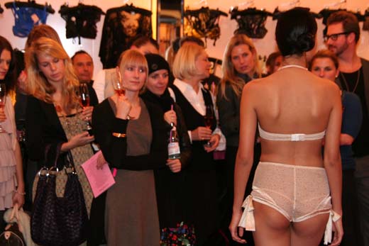 081120agentprovocateur108