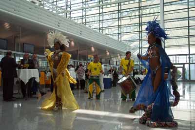 Brasilianische Tänzerinnen heizen die Stimmung bei den Pr4emierengästen des neuen Terminal 2 an airportopening_q20brazil