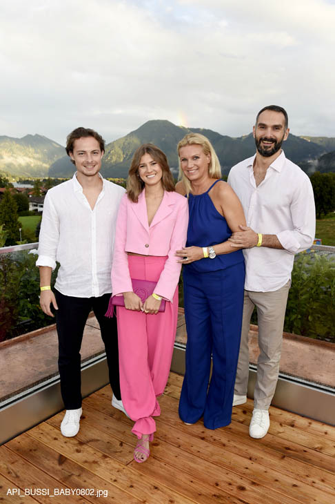 Luca Beckenbauer und Caprice Peschel, Mutter Magdalena Brzeska und Freund Koland Klein @  Re-Opening Bussi Baby in Bad Wiessee am 03.09.2022 / API_BUSSI_BABY0802 &copy;Fotos: Agency People Image (c) Michael Tinnefeld 