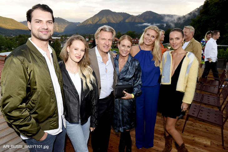 Jimi Blue Ochsenknecht und Freundin Laura-Marie Geissler, Korbinian Kohler (Inhaber Hotel Bussi Baby, Spa & Resort Bachmair Weissach, Pop-Up Lodge Wildbad Kreuth, See-Apartments, Betreiber Clubhaus Tegernsee, Berghotel Altes Wallberghaus) und Frau Suse Kohler, Magdalena Brzeska, Viktoria Rader Roof Top Party zum Re-Opening Hotel Bussi Baby in Bad Wiessee am 03.09.2022 Agency People Image (c) Michael Tinnefeld