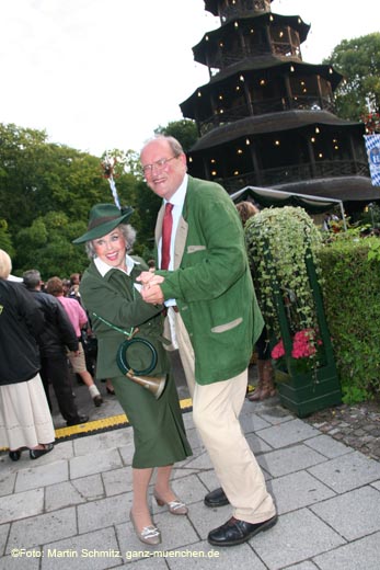 Pankraz Freiherr von Freyberg hatte vor 20 Jahren anlässlich des 200 Jahre Feier des Englischen Gartens den alten Brauch des Kocherlballes wieder reaktiviert.090719ms_kocherlball_042