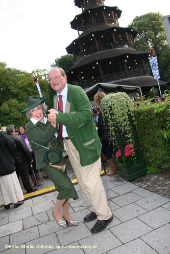 Pankraz Freiherr von Freyberg hatte vor 20 Jahren anlässlich des 200 Jahre Feier des Englischen Gartens den alten Brauch des Kocherlballes wieder reaktiviert 090719ms_kocherlball_044