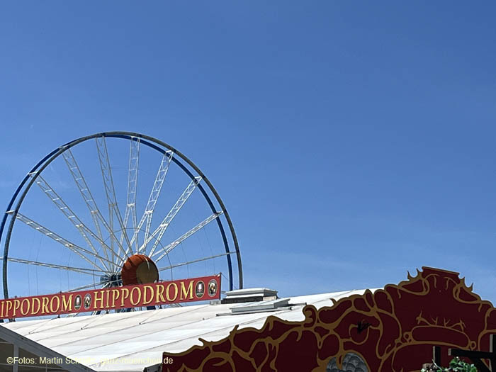 Hippodrom und Riesenrad beim Aufbau Münchner Frühlingsfest Tag 11, 11.04.2022 / 220411fruehlingsfest-auf002, ©Foto: Martin Schmitz