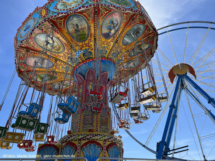 Der Wellenflieger von Lechner: Aufbau Münchner Frühlingsfest Tag 11, 11.04.2022 / 220411fruehlingsfest-auf012. ©Foto: Martin Schmitz