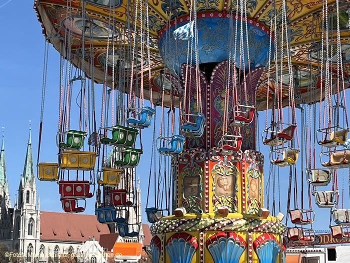 Wellenflieger Lechner beim Aufbau Münchner Frühlingsfest Tag 11, 11.04.2022 / 220411fruehlingsfest-auf014, ©Foto: Martin Schmitz