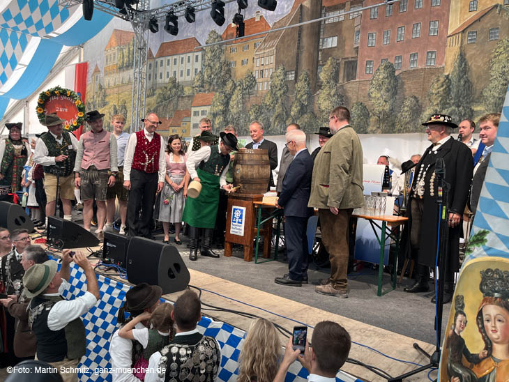 Anstich Dachauer Volksfest 2019 durch Oberbürgermeister Florian Hartmann mit 2 Schlägen (©Foto. Martin Schmitz)