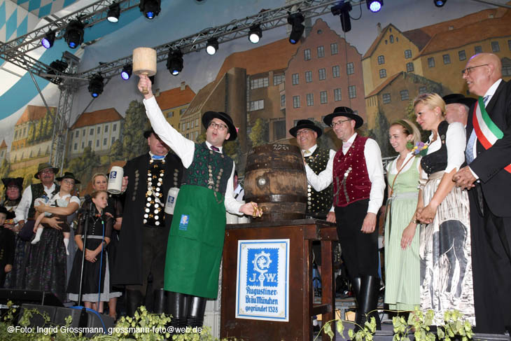 Anstich Dachauer Volksfest 2024 durch Oberbürgermeister Florian Hartmann mit 2 Schlägen (©Foto