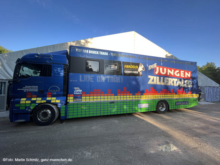 Truck der Jungen Zillertaler hinter dem Widmann Festzelt auf dem Olchinger Volksfest 2022 - 220610olchinger-volksf014.jpg